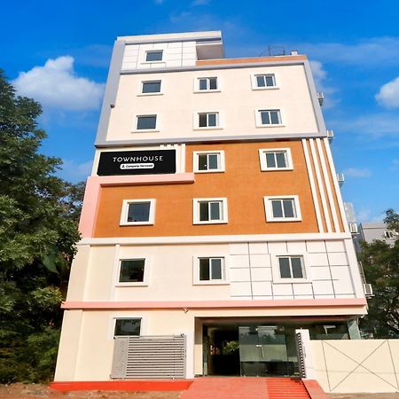Super Townhouse Nanak Ram Guda Near Waverock Sez Hyderabad Exterior photo