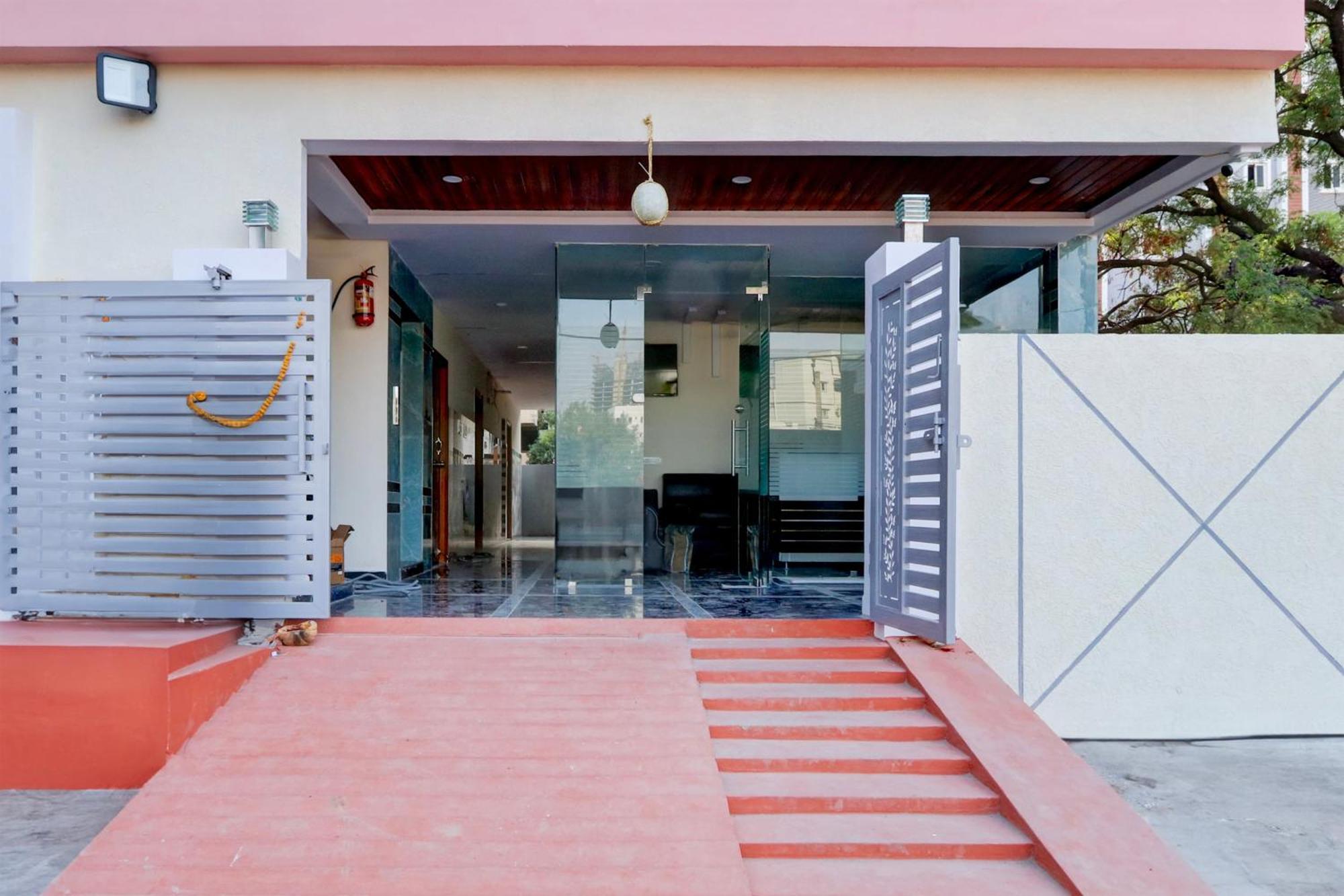 Super Townhouse Nanak Ram Guda Near Waverock Sez Hyderabad Exterior photo