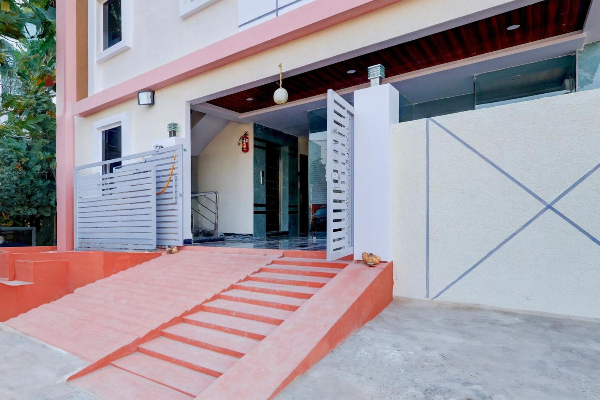 Super Townhouse Nanak Ram Guda Near Waverock Sez Hyderabad Exterior photo