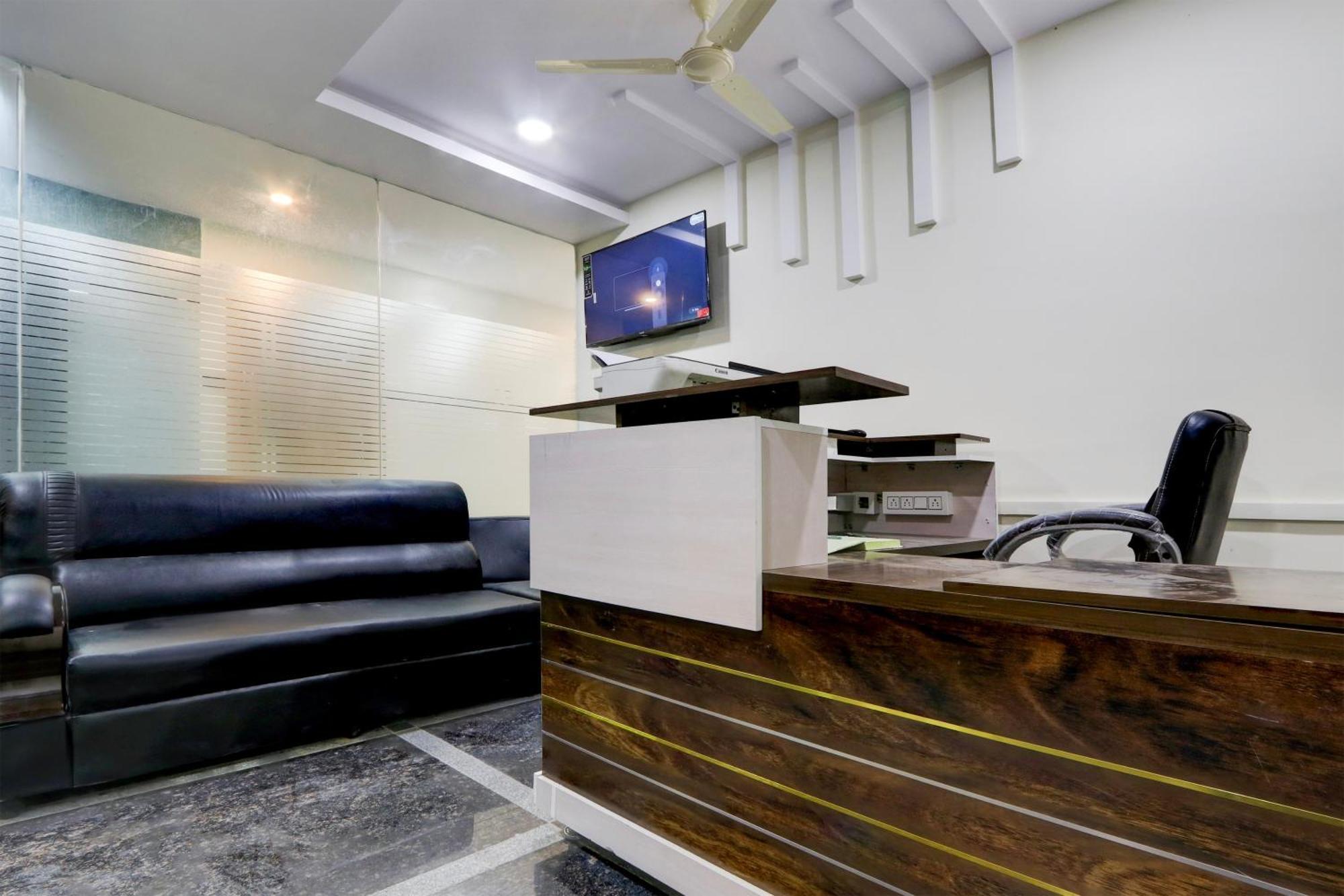 Super Townhouse Nanak Ram Guda Near Waverock Sez Hyderabad Exterior photo
