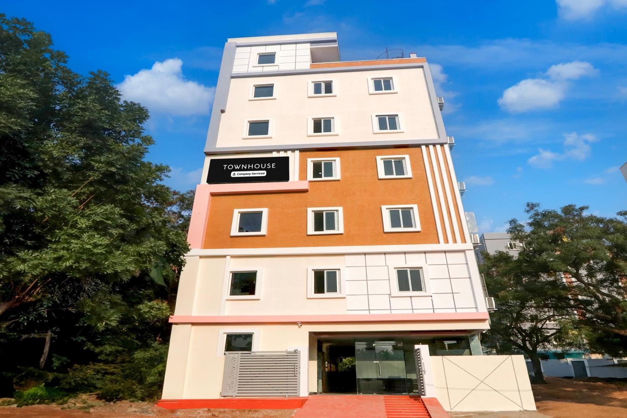 Super Townhouse Nanak Ram Guda Near Waverock Sez Hyderabad Exterior photo